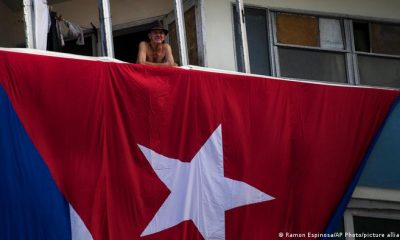 La bandera cubana cuelga de una ventana. Foto: Picture Alliance.