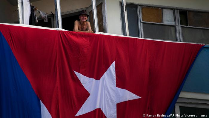 La bandera cubana cuelga de una ventana. Foto: Picture Alliance.