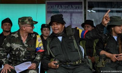 El comandante 'Iván Mordisco' (izq.), junto al comandante Calarca en una imagen de mediados de abril. Foto: DW.