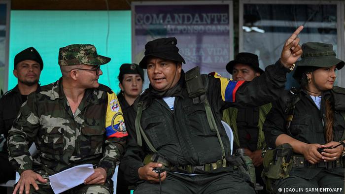 El comandante 'Iván Mordisco' (izq.), junto al comandante Calarca en una imagen de mediados de abril. Foto: DW.