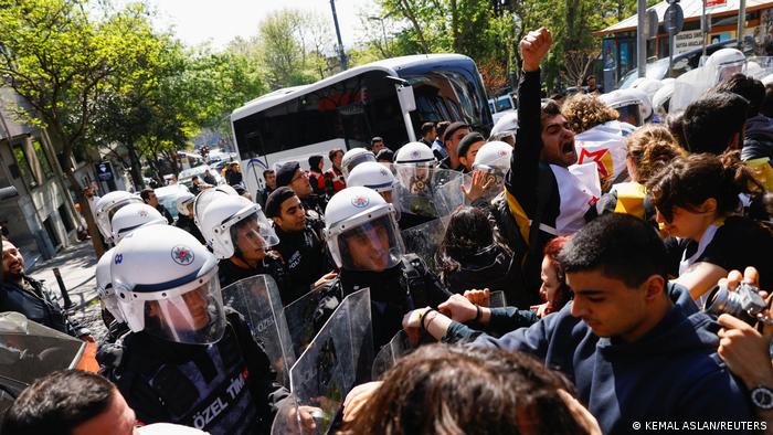 La Policía bloquea el paso hacia la plaza Taksim de los manifestantes. Foto: DW.