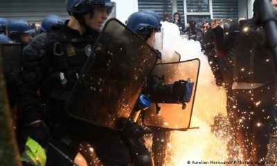 Policías antidisturbios hacen frente a los manifestantes en París. Foto: DW