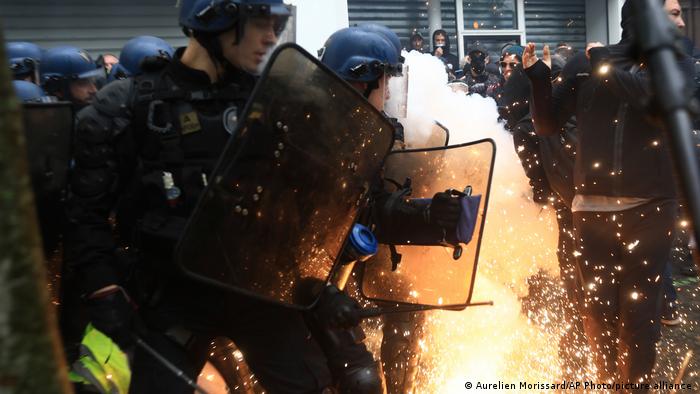 Policías antidisturbios hacen frente a los manifestantes en París. Foto: DW