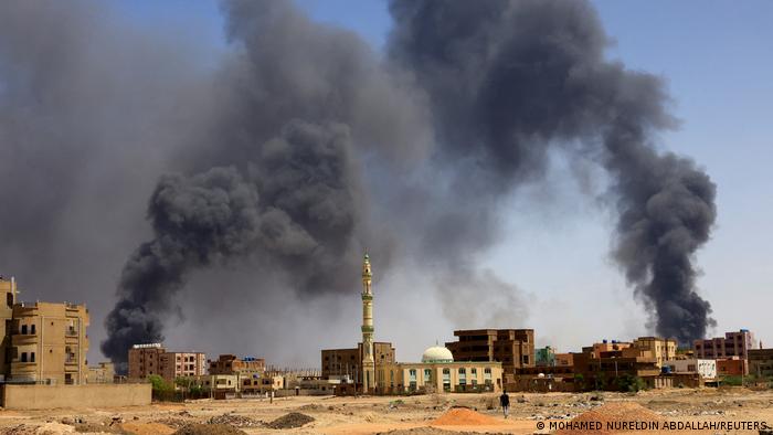 Columnas de humo salen de un barrio de Jartum. Foto: DW