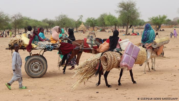 Refugiados sudaníes cruzan la frontera hacia Chad. Foto: DW