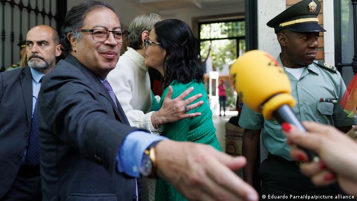 Petro llega a la Embajada de Colombia en Madrid. Foto:DW