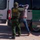 Un migrante es arrestado por la Policía estadounidense de Fronteras en Santa Teresa, Nuevo México. Foto: DW.