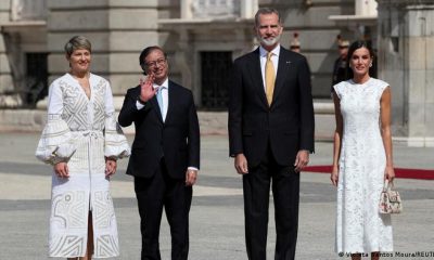 Gustavo Petro y la primera dama colombiana, Verónica Alcocer, junto a los reyes de España, Felipe VI y Letizia, frente al Palacio Real de Madrid. Foto: DW.