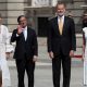 Gustavo Petro y la primera dama colombiana, Verónica Alcocer, junto a los reyes de España, Felipe VI y Letizia, frente al Palacio Real de Madrid. Foto: DW.