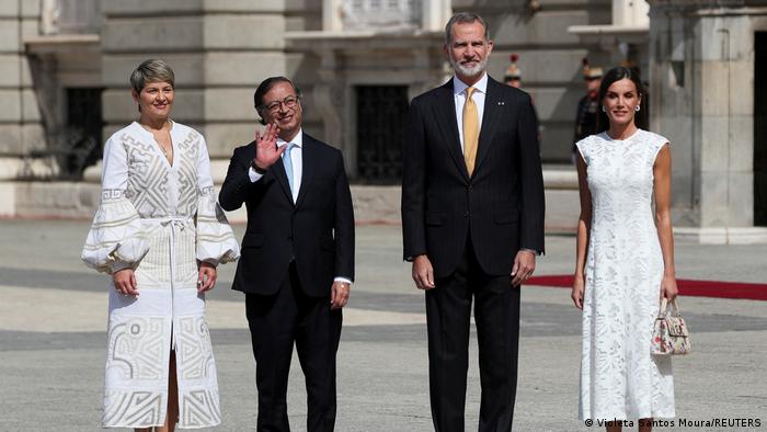 Gustavo Petro y la primera dama colombiana, Verónica Alcocer, junto a los reyes de España, Felipe VI y Letizia, frente al Palacio Real de Madrid. Foto: DW.