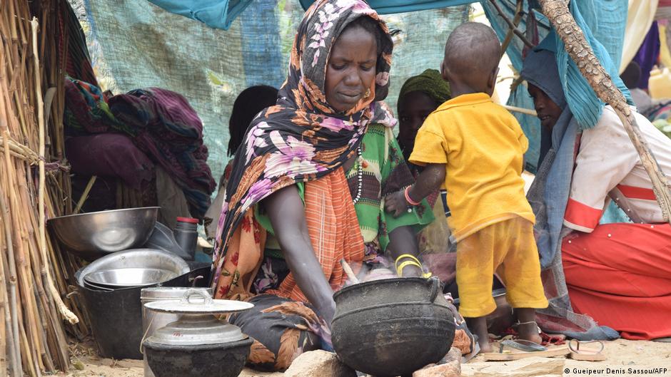 La directora ejecutiva de Unicef, Catherine Russell, dijo, a través de un comunicado, que se registran al menos 190 niños muertos y 1.700 heridos tras el estallido del conflicto en Sudán. Una mujer sudanés cocina en un refugio improvisado en Chad tras huir de su país. Una mujer sudanés cocina en un refugio improvisado en Chad tras huir de su país. El Fondo de las Naciones Unidas para la Infancia (Unicef) estimó este jueves (04.05.2023) que al menos 190 niños han muerto y otros 1.700 han resultado heridos en Sudán desde que estalló el conflicto hace casi tres semanas. "Aunque no podemos confirmar las estimaciones debido a la intensidad de la violencia, Unicef ha recibido informes de que 190 niños han muerto y otros 1.700 han resultado heridos en Sudán desde que estalló el conflicto hace casi tres semanas. Por el bien de los niños y niñas de Sudán, la violencia debe cesar", dijo la directora ejecutiva de Unicef, Catherine Russell, en un comunicado. Según el último recuento del Ministerio de Salud sudanés, al menos 550 civiles han muerto y casi 5.000 han resultado heridos desde el inicio del conflicto entre el Ejército sudanés y el poderoso grupo paramilitar Fuerzas de Apoyo Rápido (FAR). "La situación en Sudán se tambalea hacia la catástrofe y los niños están cada vez más atrapados en el fuego cruzado", afirmó la responsable de la agencia de la ONU, que llamó a las partes enfrentadas a cumplir con sus "obligaciones legales" y garantizar que "los niños no queden atrapados en la línea de fuego". "Los niños llevan casi tres semanas viviendo en medio de una violencia aterradora e innumerables familias se han puesto a salvo en Sudán y más allá de sus fronteras. Los trabajadores humanitarios también han sido atacados, mientras que las instalaciones, vehículos y suministros humanitarios -incluidos los de UNICEF- han sido saqueados o destruidos", declaró. Ayuda humanitaria Por esta serie de ataques, de los que Unicef no apuntó quiénes son los autores, se está socavando la capacidad del organismo de llegar a los niños en todo el país, señala la nota. "Pedimos importaciones ilimitadas, sin obstáculos e ininterrumpidas de suministros humanitarios y comerciales esenciales, incluidos alimentos y combustible, por mar, aire y carretera, independientemente de quién controle estas zonas", apuntó Russell. La ayuda humanitaria está llegando a Sudán a cuentagotas, únicamente por Port Sudan, ciudad en el este del país y considerada la zona más segura del país africano. La ONU busca garantías de seguridad para repartir ayuda humanitaria después de que varias agencias sufrieran continuos saqueos, en un momento en el que el país sufre una catástrofe al estar completamente paralizado y con unas instalaciones sanitarias prácticamente colapsadas. La principal vía de entrada de ayuda, el Aeropuerto Internacional de Jartum, está fuera de servicio debido a los continuos ataques que se suceden en sus alrededores dado que es un área disputada entre los dos bandos en conflicto. Hoy es el primer día de una tregua de siete días para permitir la llegada de ayuda humanitaria al país, aunque se ha violado en las primeras horas de su entrada en vigor, al igual que las otras pausas humanitarias acordadas anteriormente. Foto: DW.