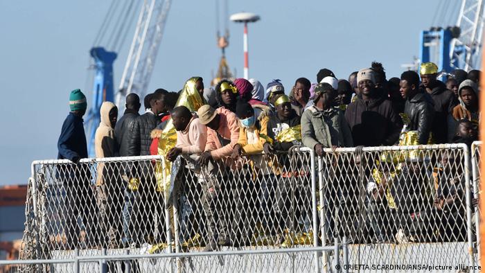 La nueva ley de inmigración italiana afectará negativamente a los inmigrantes. Foto: DW.