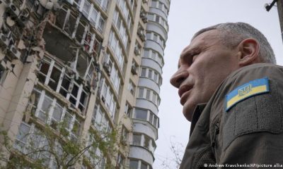 El alcalde de Kiev, Vitali Klitschko, en el lugar de los bombardeos de las fuerzas rusas contra viviendas de civiles este 8 de mayo en Kiev. Foto: DW