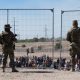 Soldados estadounidenses vigilan la frontera con México en el Paso, Texas. Foto: DW.