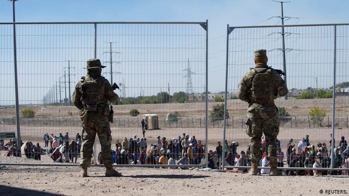 Soldados estadounidenses vigilan la frontera con México en el Paso, Texas. Foto: DW.