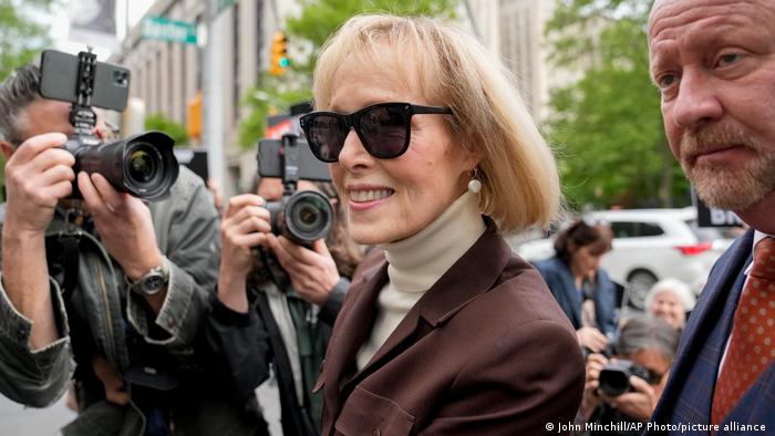 La experiodista E. Jean Carroll el 9 de mayo de 2023, cuando ganó la demanda contra Trump por violación sexual. Foto: DW.