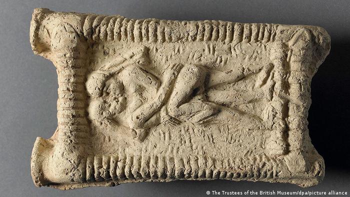 Tablilla de arcilla del 1.800 a. C. que muestra a una pareja teniendo relaciones sexuales y besándose. Foto: DW.