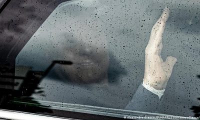 Silvio Berlusconi al salir del hospital. Foto: DW.