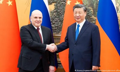 El presidente chino, Xi Jinping (der.), junto al primer ministro ruso, Mijail Mishustin. Foto: DW.