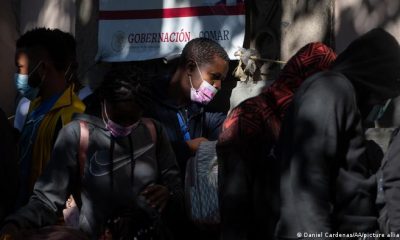 Migrantes de diversas nacionalidades esperan turno en las afueras de la Comisión Méxicana de Ayuda al Refugiado (COMAR), entidad gubernamental que tramita las solicitudes de asilo. Foto: DW.