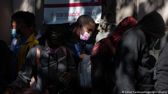 Migrantes de diversas nacionalidades esperan turno en las afueras de la Comisión Méxicana de Ayuda al Refugiado (COMAR), entidad gubernamental que tramita las solicitudes de asilo. Foto: DW.