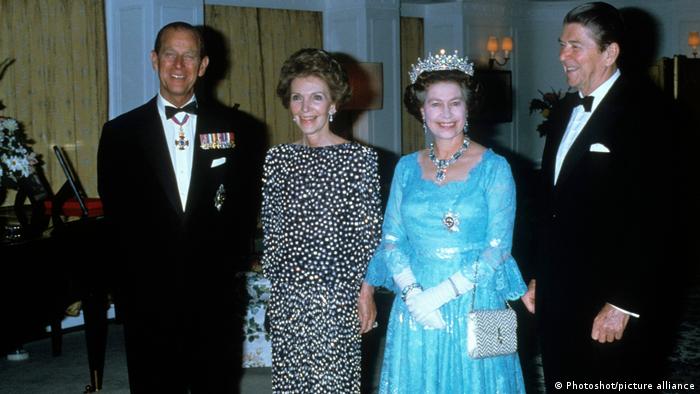 De izquierda a derecha: el príncipe Philip, duque de Edimburgo; Nancy Reagan, esposa del presidente de EE. UU.; la reina Isabel II; y el mandatario de EE. UU. Ronald Reagan en San Francisco, en 1983. Foto: DW.