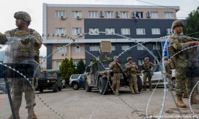 Una unidad de soldados de la misión de paz KFOR de la OTAN protegen la alcaldía de Leposavic, Kosovo. Foto: DW.