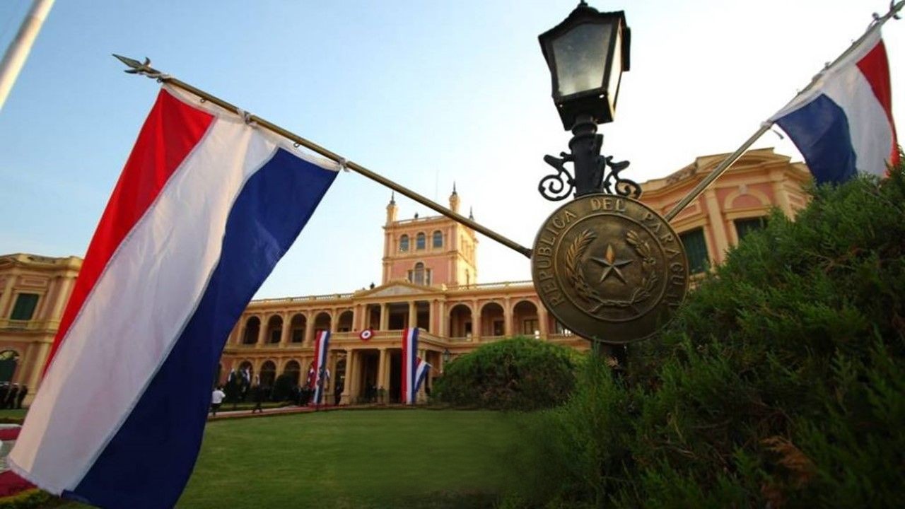 Bandera tricolor y en el fondo el Palacio de López. Foto La Nación.