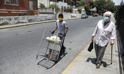 Mujer adulta mayor en calles de Caracas, Venezuela. Foto: Infobae.