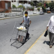 Mujer adulta mayor en calles de Caracas, Venezuela. Foto: Infobae.