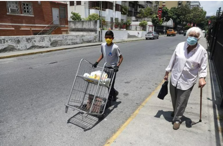 Mujer adulta mayor en calles de Caracas, Venezuela. Foto: Infobae.