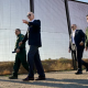 Joe Biden recorre una franja de la frontera de Estados Unidos con México en El Paso. Foto: Infobae