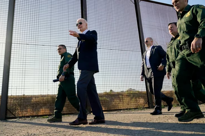 Joe Biden recorre una franja de la frontera de Estados Unidos con México en El Paso. Foto: Infobae