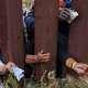 Migrantes buscan pagar a vendedores de comida del otro lado del muro. Foto: Infobae.