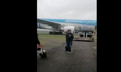 Pasajeros descendiendo del avión ante la amenaza de una bomba. Foto: Captura de video.