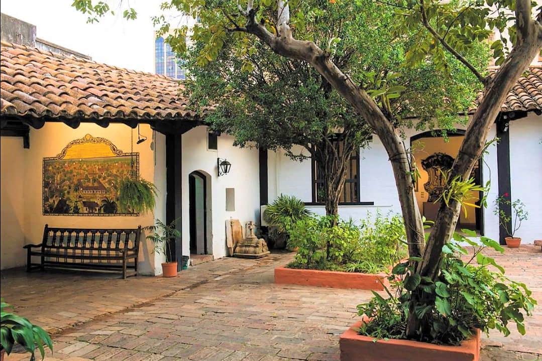 Patio interior de la casa, con mural en cerámica de José Laterza Parodi. Cortesía