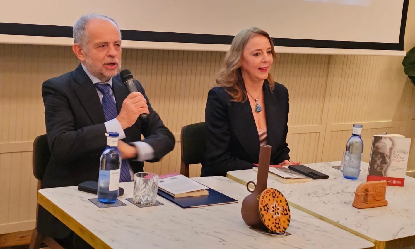 Claudio Chaqués y Nadia Czeraniuk, en la mesa de presentación. Cortesía