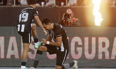 Carlos Eduardo festeja su gol con Matías Segovia, autor de la asistencia. Foto: Vítor Silva/@Botafogo.