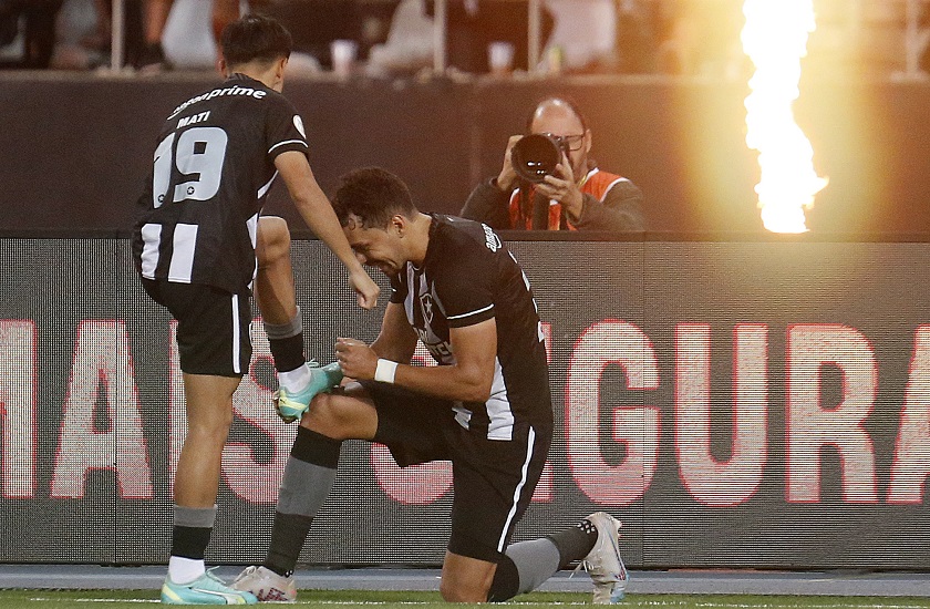 Carlos Eduardo festeja su gol con Matías Segovia, autor de la asistencia. Foto: Vítor Silva/@Botafogo.