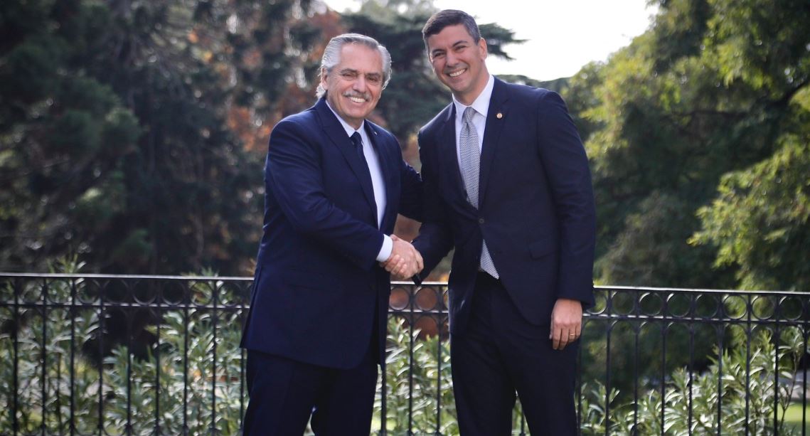 Santiago Peña se reunió con el mandatario argentino Alberto Fernández. Foto: Gentileza.