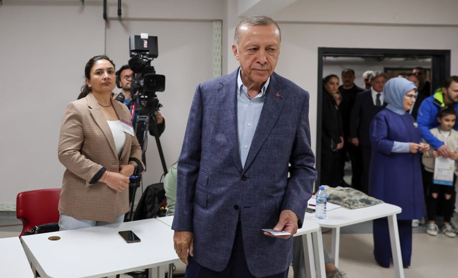 El actual presidente de Turquía, Recep Tayyip Erdogan, ejerce el voto hoy en Estambul. Foto: El País.