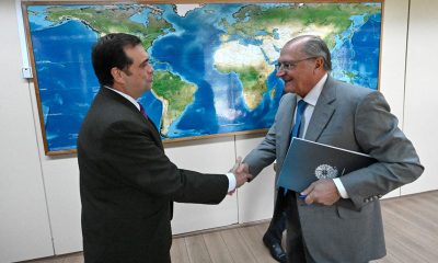 El embajador junto con el vicepresidente de Brasil. Foto MRE.