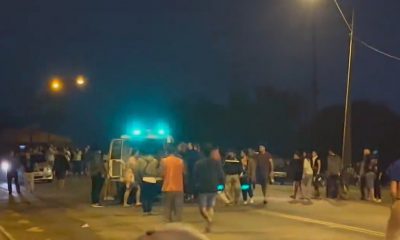 Momento en que la ambulancia era interceptada por los manifestantes. Foto: Captura de vídeo.