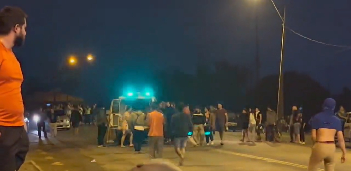 Momento en que la ambulancia era interceptada por los manifestantes. Foto: Captura de vídeo.