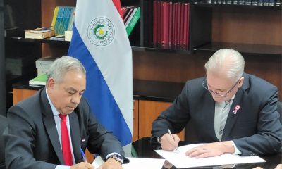 Rodolfo Segovia y Emiliano Rolón firmando el convenio. Foto: MOPC.