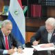 Rodolfo Segovia y Emiliano Rolón firmando el convenio. Foto: MOPC.