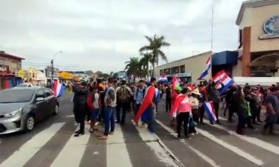 Los primeros manifestantes generan caos vehicular. Foto: Captura