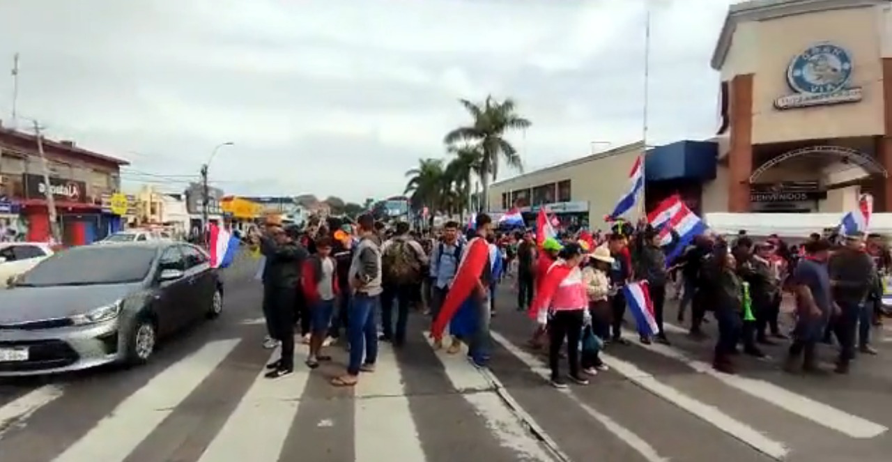 Los primeros manifestantes generan caos vehicular. Foto: Captura