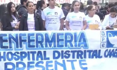 Enfermeras y enfermeros se movilizan frente al Ministerio de Salud. Foto: Captura.