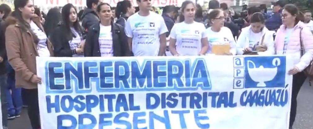 Enfermeras y enfermeros se movilizan frente al Ministerio de Salud. Foto: Captura.